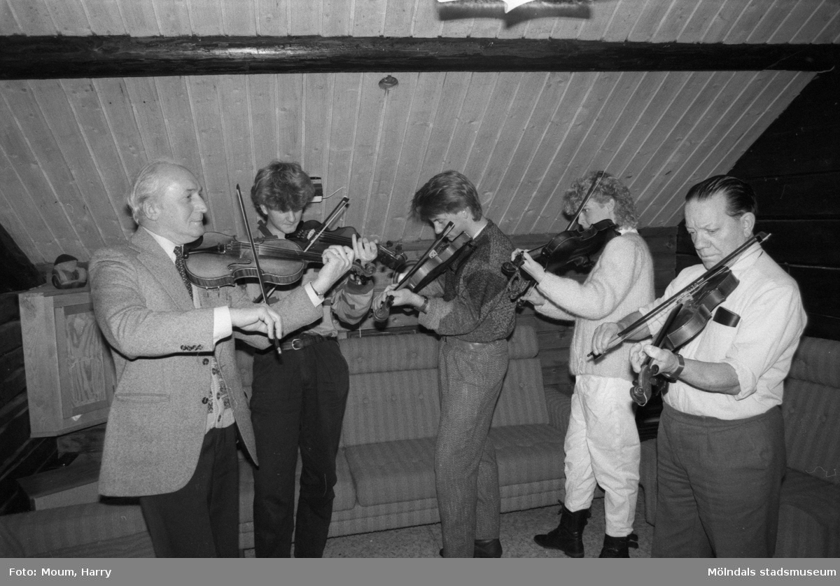 Ungdomarna Peter Sandin, Jonas Persson och Sofia Johansson spelar violin i ABF-stugan i Lindome, år 1985.

För mer information om bilden se under tilläggsinformation.