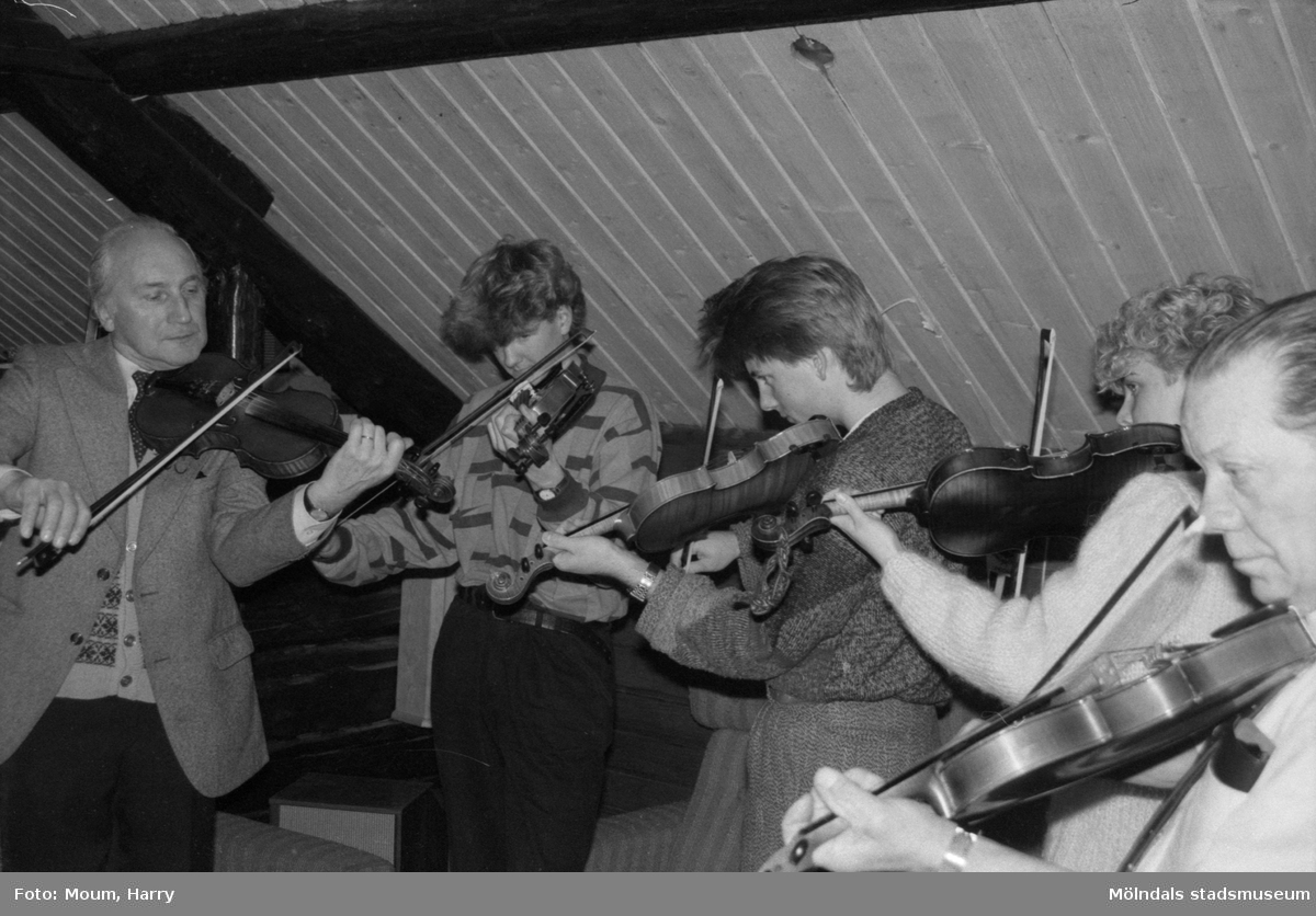 Ungdomarna Peter Sandin, Jonas Persson och Sofia Johansson spelar violin i ABF-stugan i Lindome, år 1985.

För mer information om bilden se under tilläggsinformation.