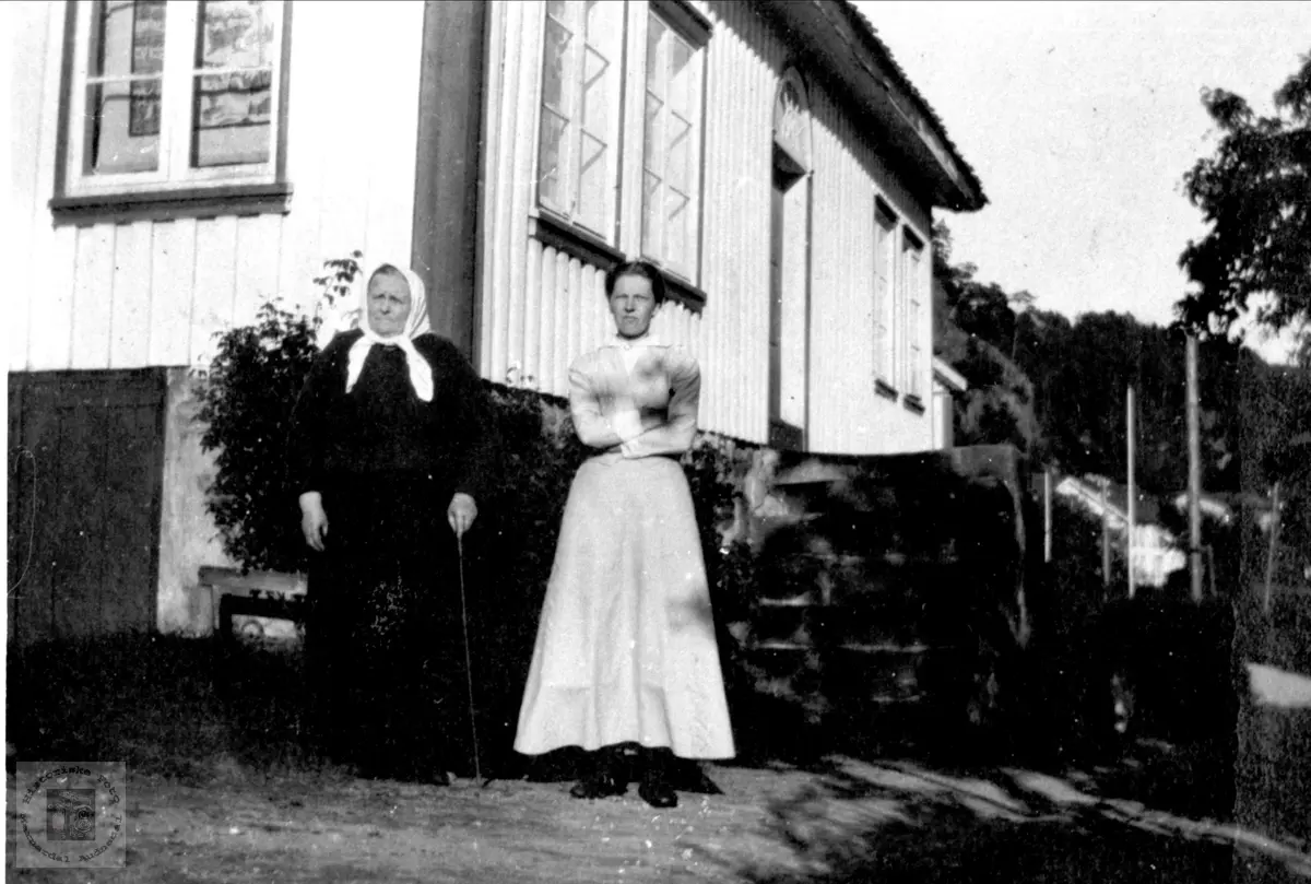 Mor og datter Skjævesland, Øyslebø.