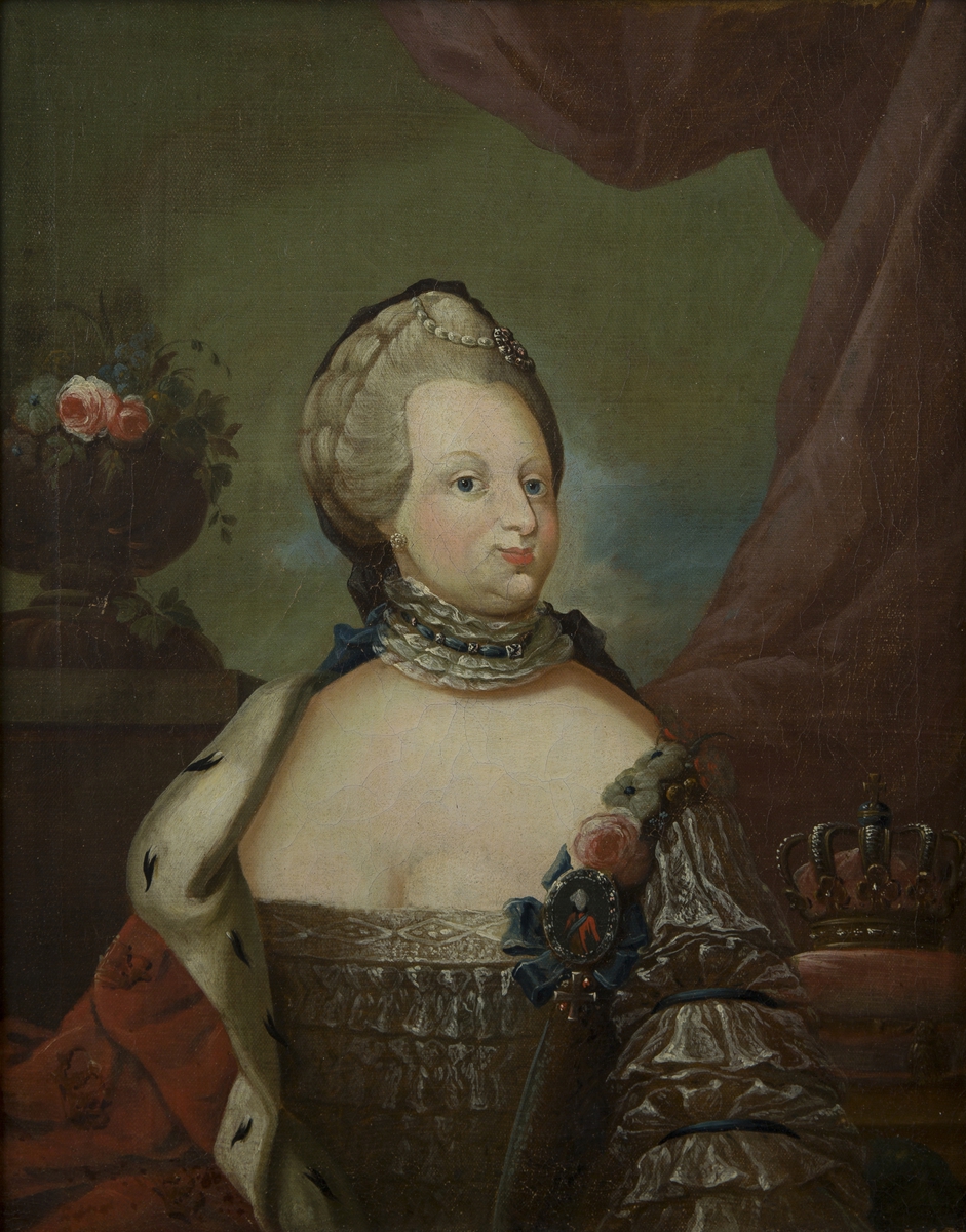 Portrett av dronning Caroline Mathilde med utringet kjole og hermelinskappe.