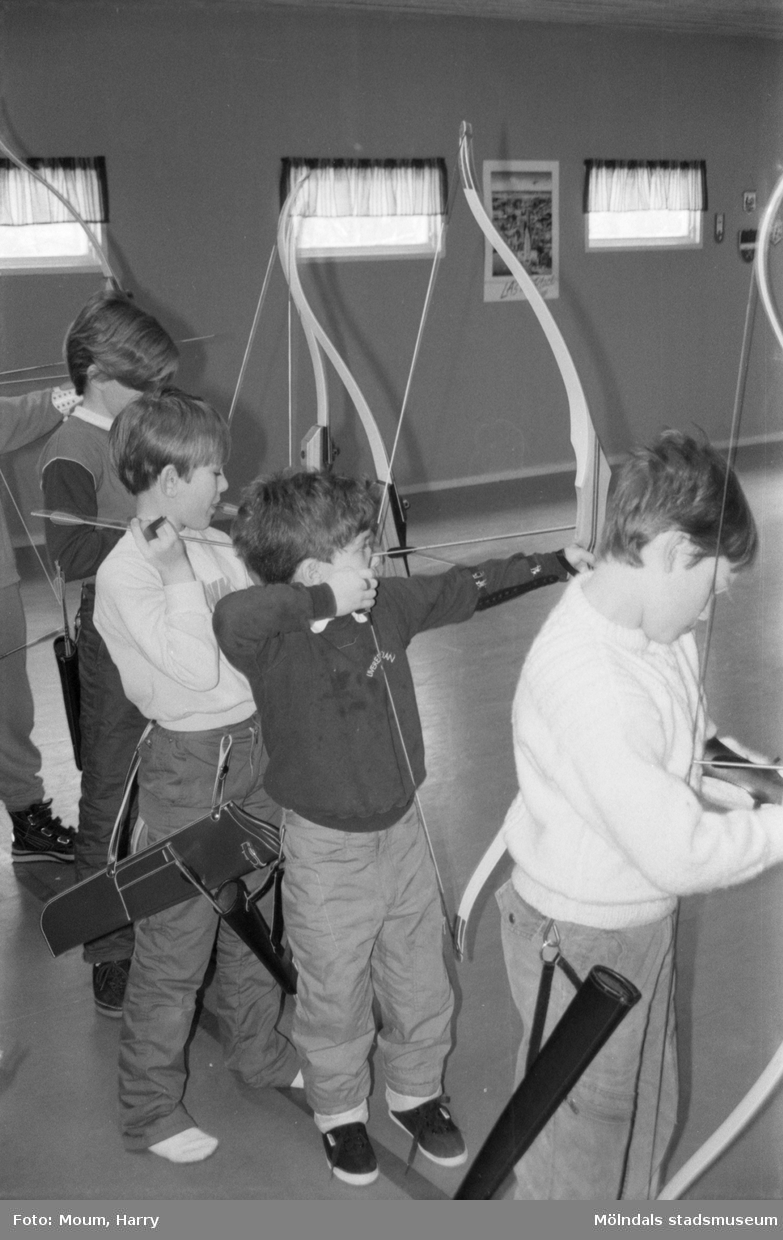 Bågskytte för barn under februarilovet i Mölndal, år 1985.

För mer information om bilden se under tilläggsinformation.