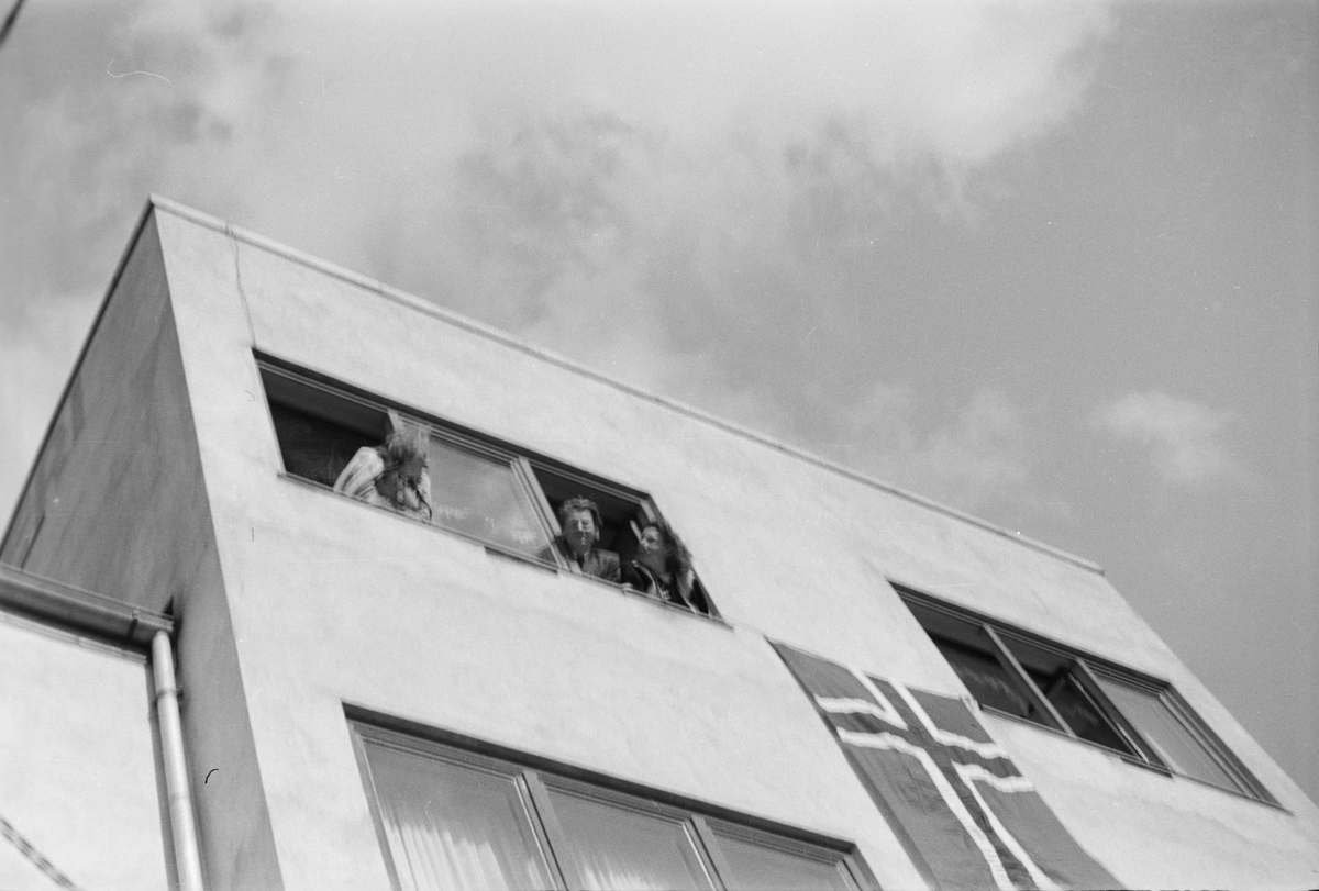 Frigjøringsdagene 1945. Folk i vinduene ved Elverum slakteri.