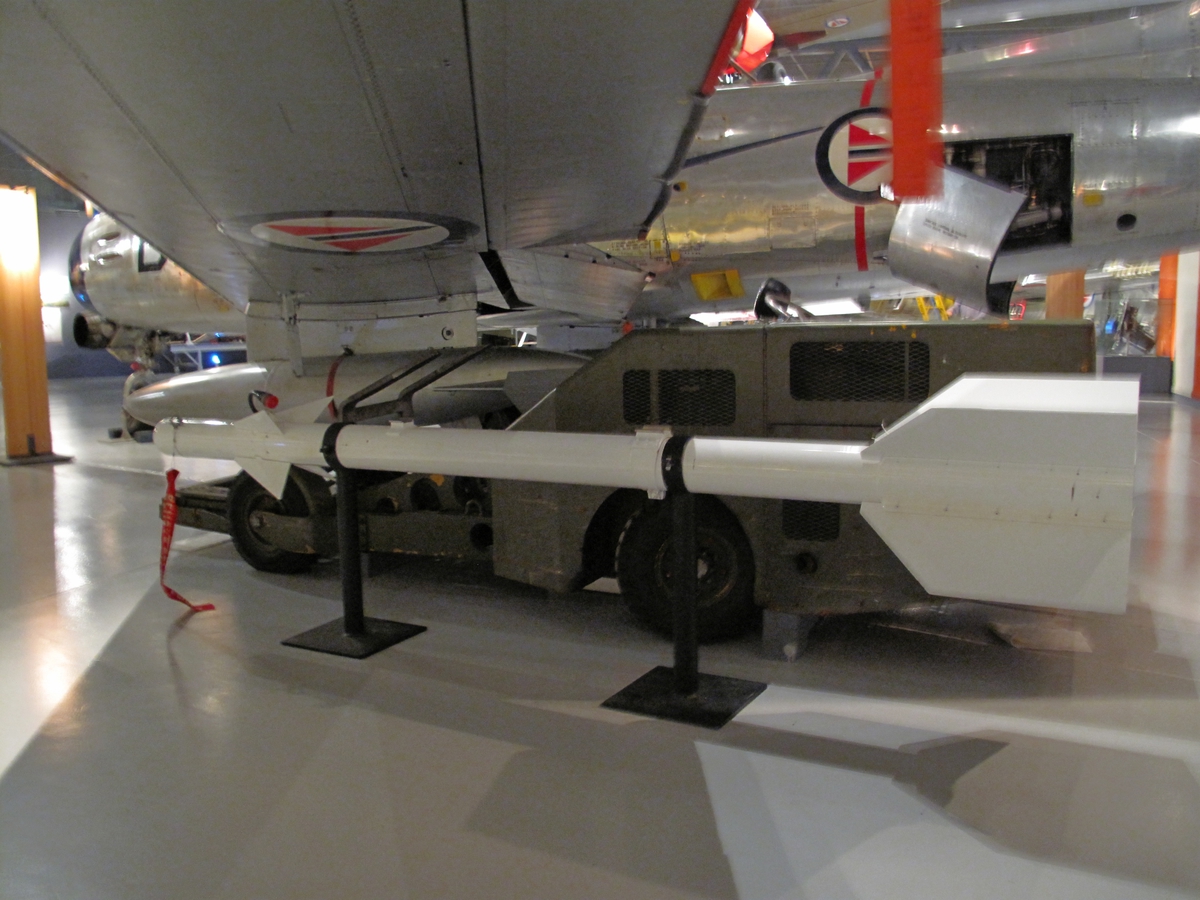 AIM-9B er et varmesøkende luft- til luft missil. Det har et søkehode som finner og låser på målets varmeutstråling.
