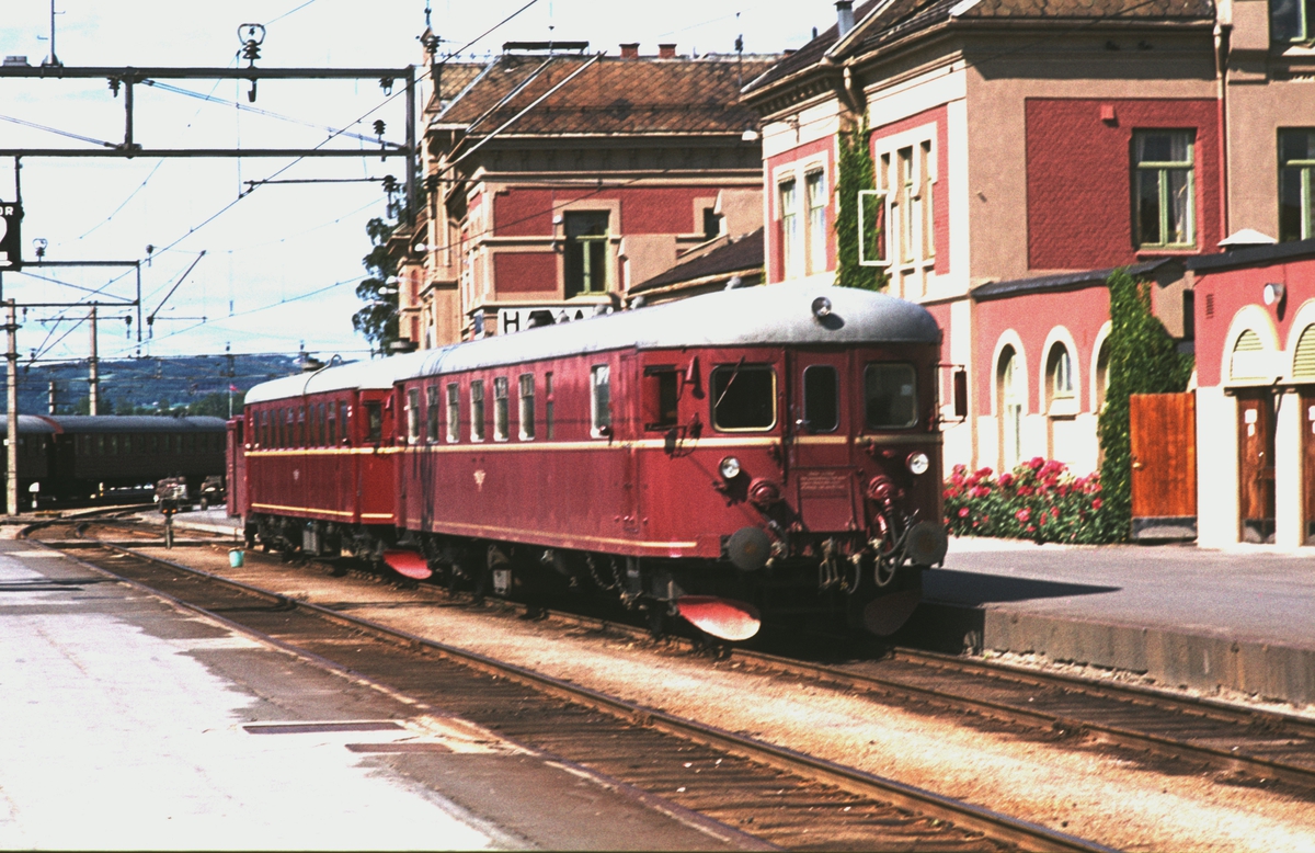 Hamar stasjon. Motorvognsett type 86 / 91. Styrevogn BFS 91, motorvogn BM 86F