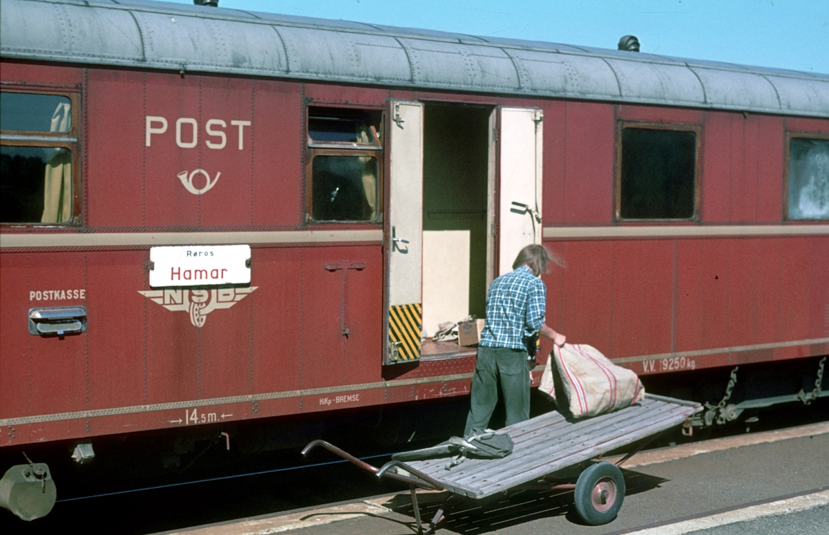 Posten lastes inn i den betjente postvognen type BDFS 91, i tog 372 Røros - Hamar. Os i Østerdalen.