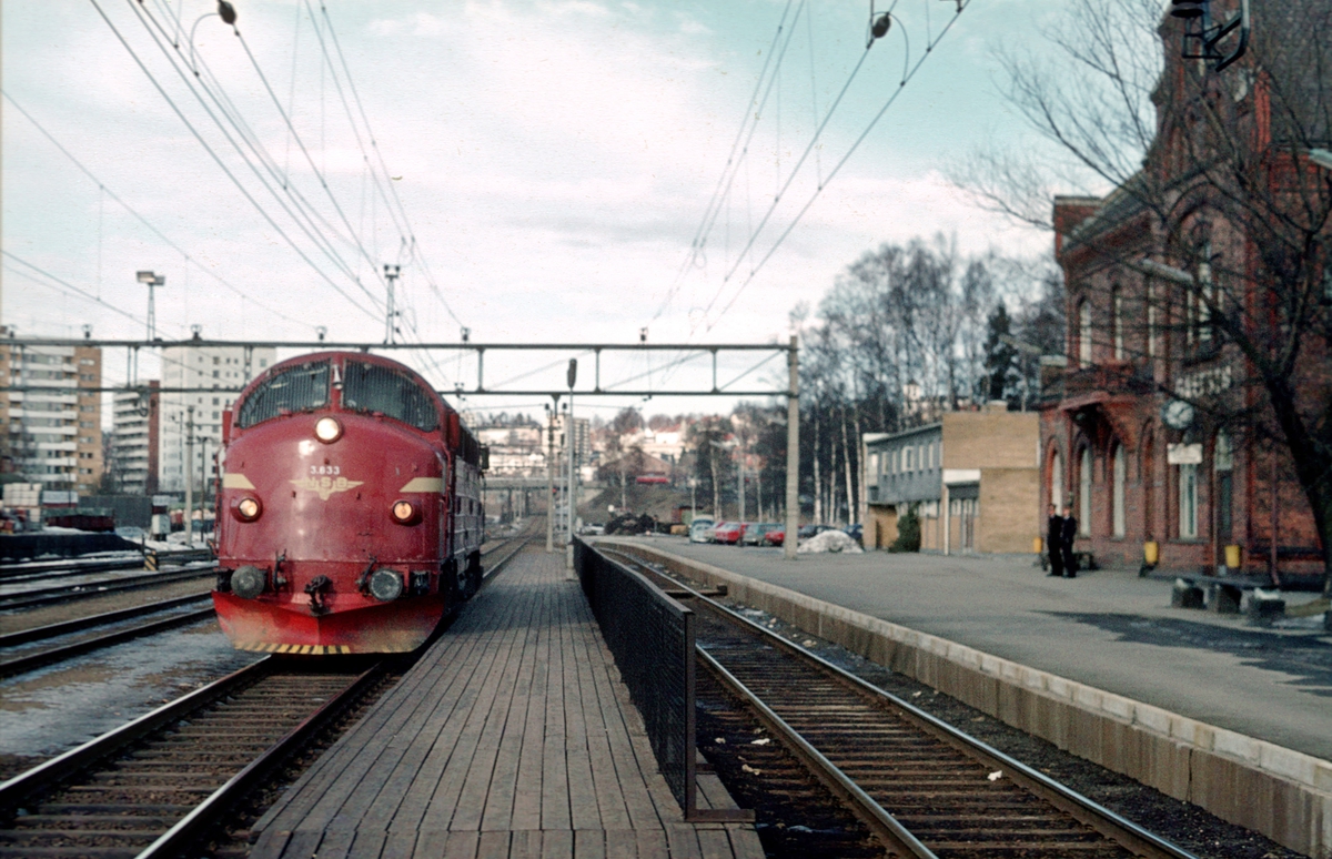 Grefsen stasjon. Løslokomotiv fra Eina (Valdresbanen) passerer på vei til Oslo Ø og Hamar.
