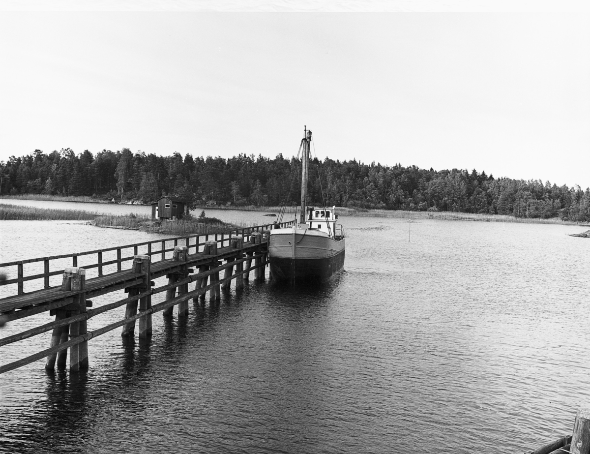 Sjötransport av kvarts från kvartsbrotten vid sjön Ärr i Dalsland till Vargöns smältverk via Vänersborg. I slutet av denna epok trafikerade dom små lastbåtarna Lindö, Sune, Balder och Monica traden. Sjötransporterna av kvarts har gamla anor. Som mest var det 8 fartyg. Båtarna lastade ca 110 ton och hade i slutet av 1960-talet 2 mans besättning. Annat var det förr, då hade båtarna 5 - 6 mans besättning. 1971 lades sjötransporterna ned. Lastbilarna tog över.