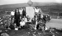 Gruppebilde av femten kvinner ved polarsirkelstøtta på Saltf