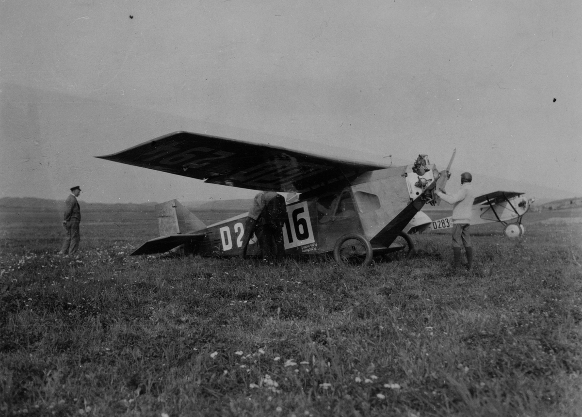 Mekaniker och flygare i arbete på civilt flygplan Caspar CLE 11 med registrering  D282 på Internationella luftfartsutställningen ILUG i Göteborg, 1923. I bakgrunden står civilt flygplan Stahlwerk Mark RIII/22 med registrering D-283.