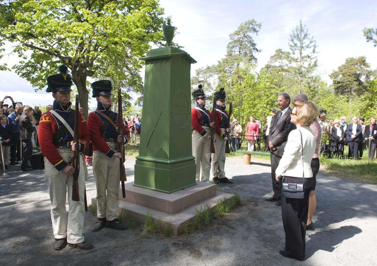 H.M. Dronningen avduker Christian August-monumentet i Kongeskogen på Bygdøy, 28. mai 2010 - på dagen 200 år etter Christian Augusts død. 