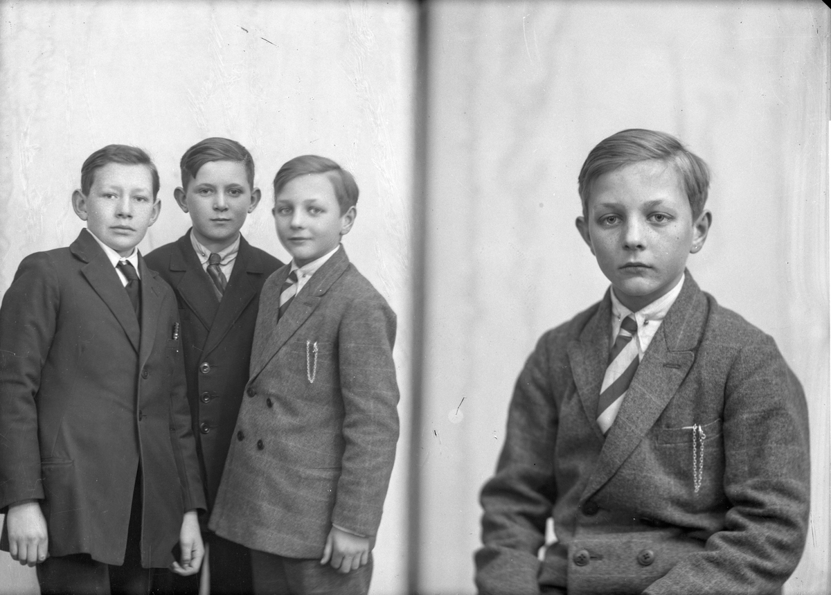 Fire gutter kledd i dress hos fotografen. En sitter, mens tre står samlet.