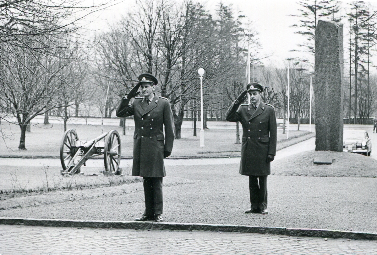 Bildserie från Lage Wernstedts ankomst som nytillträdd regementchef för I 16 1968.

Stabschefen Jarl Sjöberg.