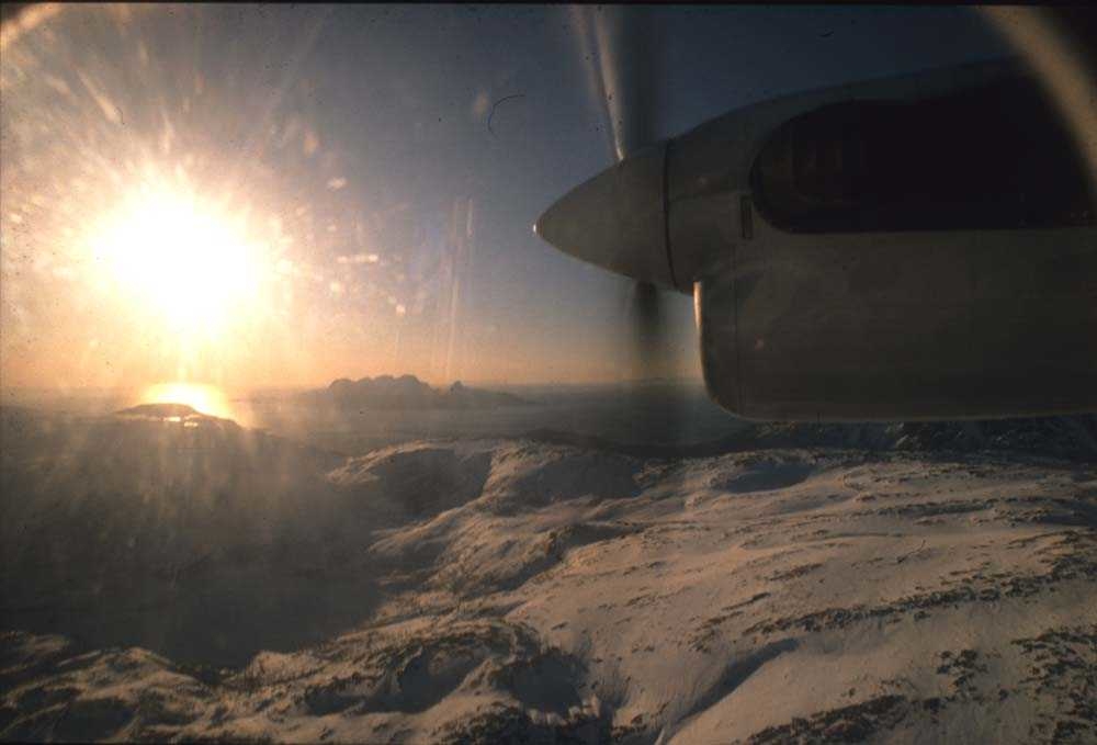 Luftfoto. Vinter og snehvite fjell over ytre Salten.
Øya Landegode utenfor Bodø skimtes i det fjerne. Foto fra DHC-6-300 Twin Otter fra Widerøe.