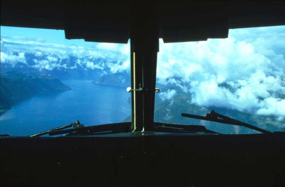 Luftfoto. Panorama utsikt over Vestlandsfjord sett gjennom frontruta på en DHC-6-300, Twin Otter.














































































































































































































































































































































