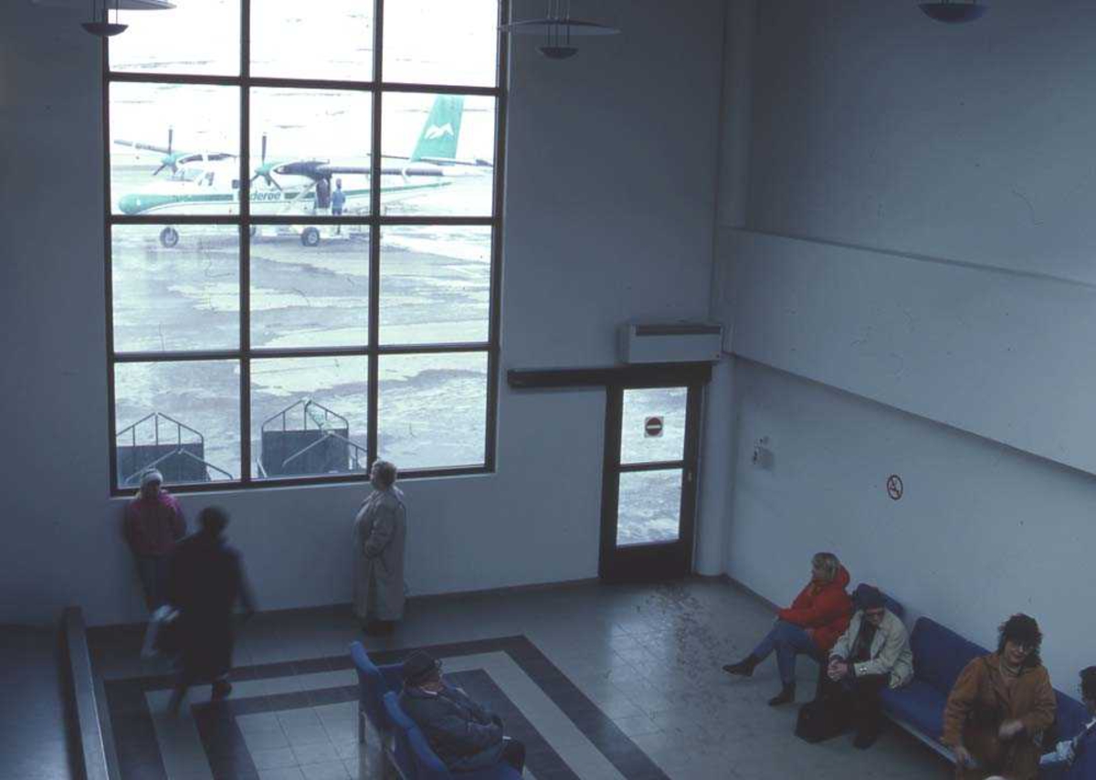 Lufthavn/flyplass. Hammerfest. Et fly, DHC-6-300 Twin Otter fra Widerøe venter på at passasjerene skal gå ombord.