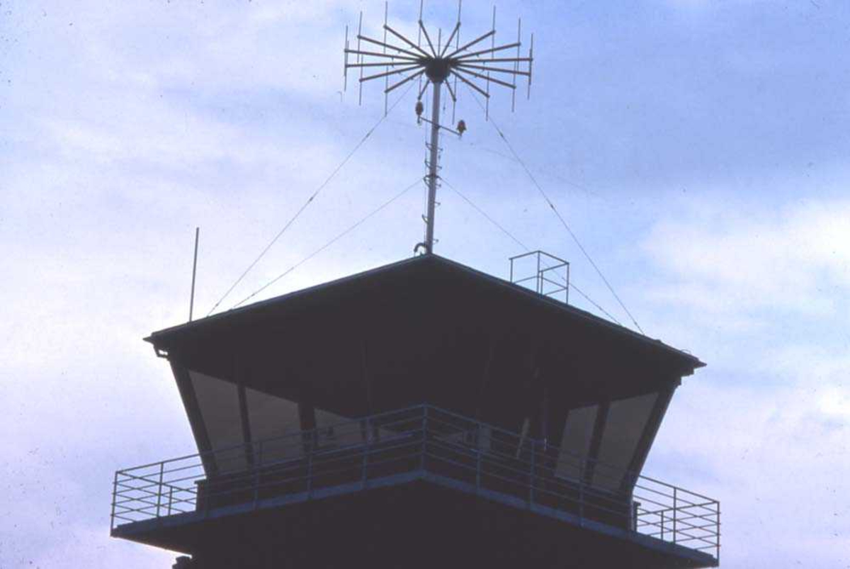 Lufthavn. Sandane. Flytårnet med sine mange antenner.