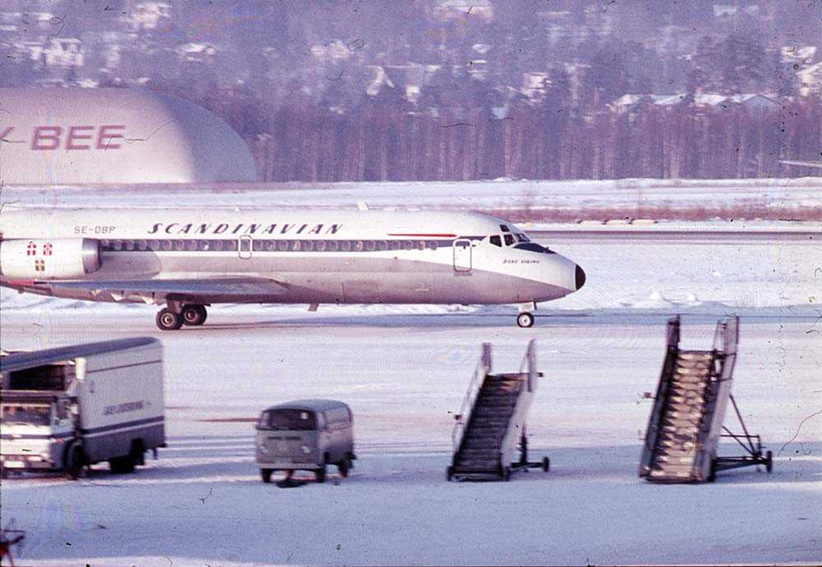 Lufthavn. Ett fly på bakken, McDonnell Douglas DC-9-21 SE-DBP "Rane Viking" fra SAS. Snø på bakken.