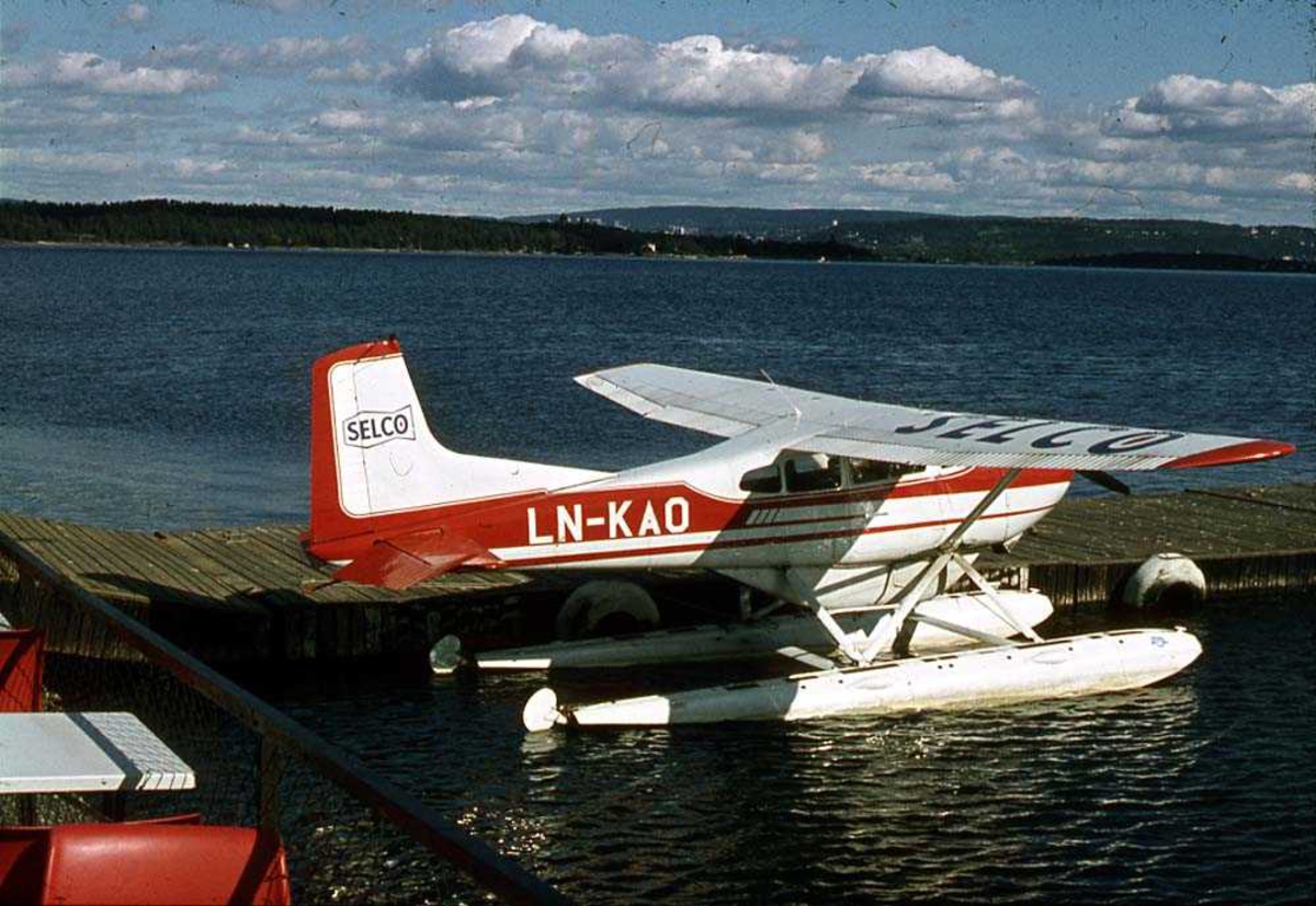 Ett fly på vannet som ligger ved en brygge, Cessna 185E LN-KAO.