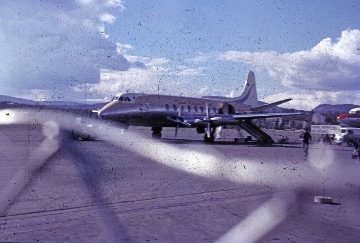 Lufthavn (flyplass). Ett fly på bakken. Vickers Viscount fra Fred Olsen.