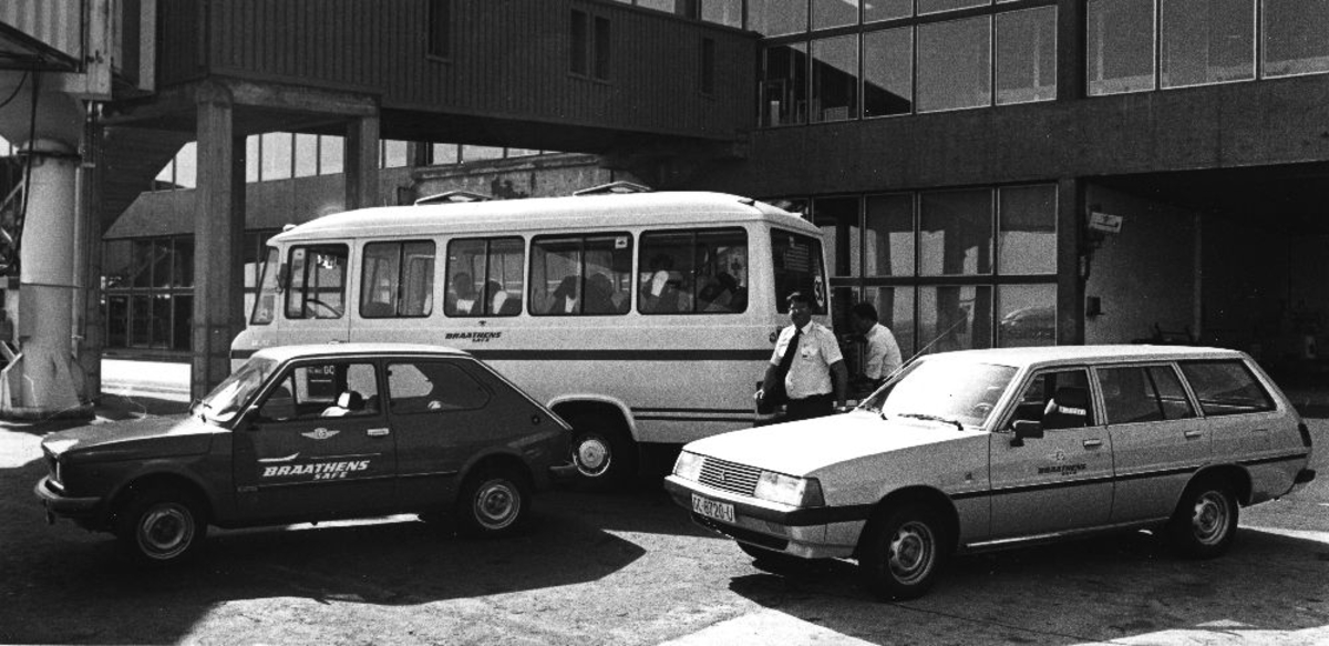 Lufthavn/Flyplass. En buss og to biler fra Braathens SAFE parkert i Las Palmas.