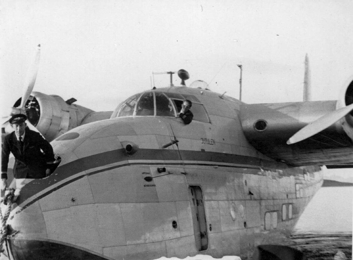 Ett fly på havet fortøyd i bøye, Short S. 25 Sandringham 6 LN-LAI "Jutulen". To personer på flyet.
