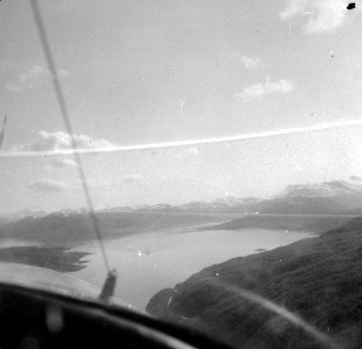 Luftfoto, landskap under, tatt fra fly. (Litt av flyet sees).