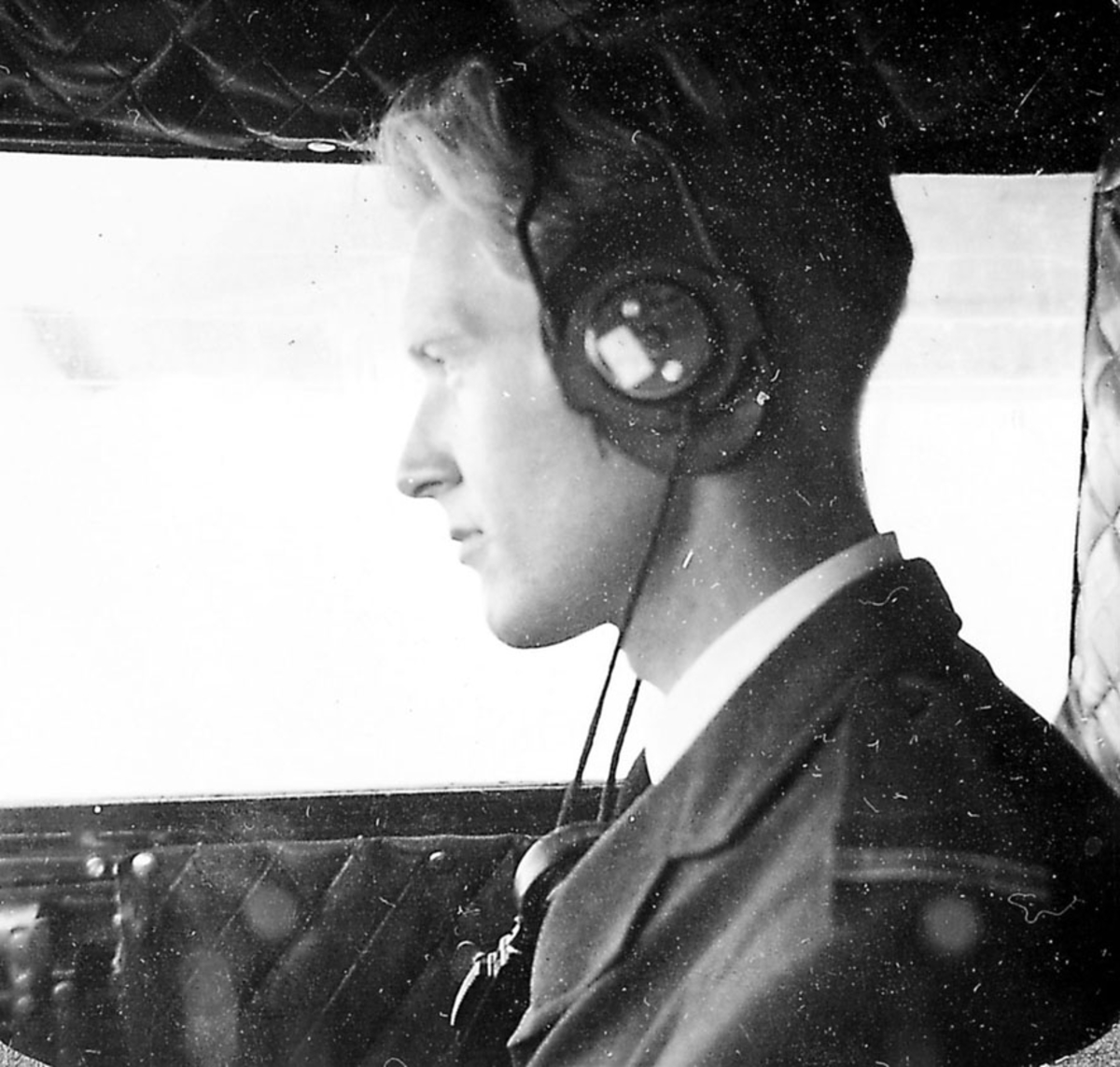 Portrett. 1 person, flyger, i cockpiten på et fly, LN-BFF "Finnmark".