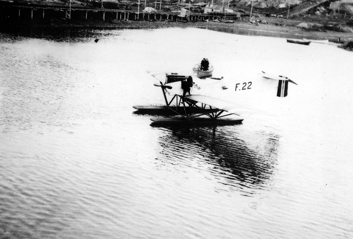 Havneområde med ett fly på vannet, Hansa Brandenburger Nr. 70 F22.