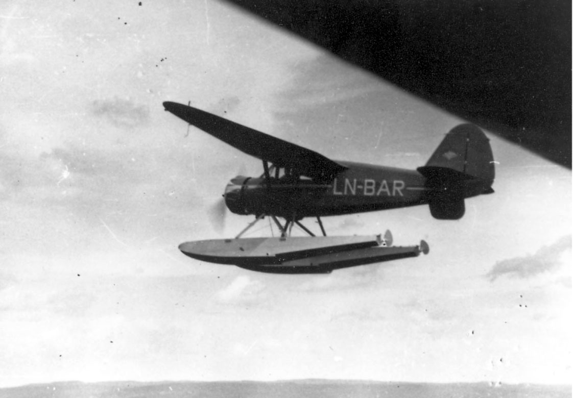 Luftfoto, Ett fly i luften, Stinson SR.8EM Reliant, LN-BAR. Fra Widerøe.