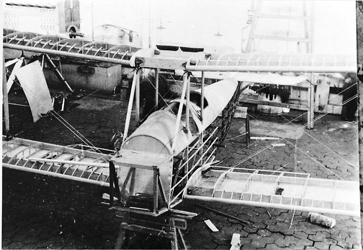 Fly, propellfly, dobbeldekker, Sääski II, under oppbygging, vingene og kropp delvis ferdig. Motor er ikke på plass
