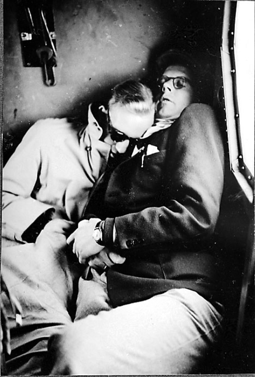 Portrett, 2 personer slapper av inne i et fly.