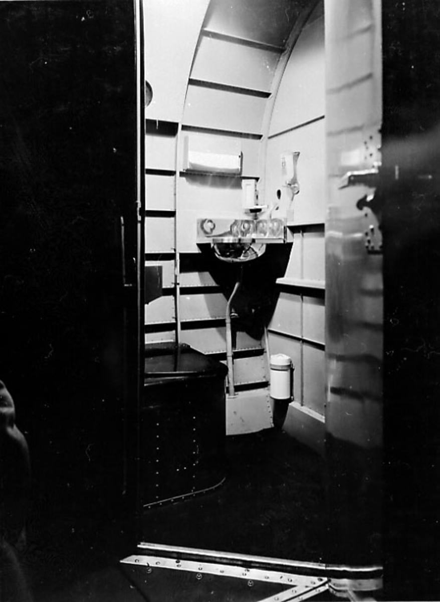 Inne i flycabinen på en DC-2. Foto av toalettrom - Wc.