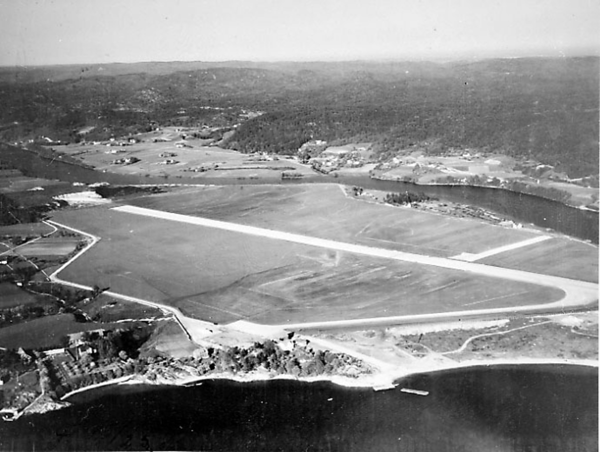 Luftfoto av lufthavn - flyplass.