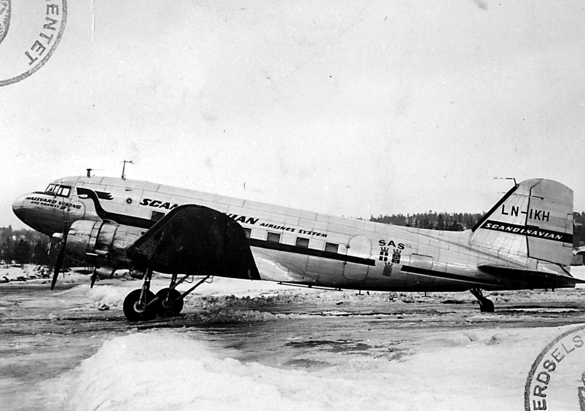 Lufthavn, 1 fly på bakken, Douglas DC-3 /C-47 Dacota, LN-IKH "Hallvard Viking" fra DNL A/S Oslo.