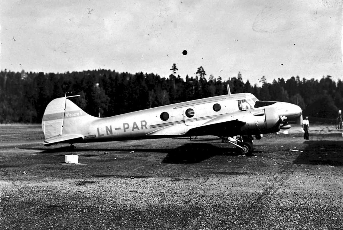 Lufthavn, 1 fly på bakken Avro Anson V CCF 652A LDB 200 LN-PAR fra Widerøes Flyveselskap A/S.