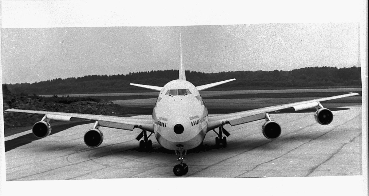 Maskinkopi av 1 fly på bakken, Boeing 747, OY-KHA "Ivar Viking fra SAS/VKG.