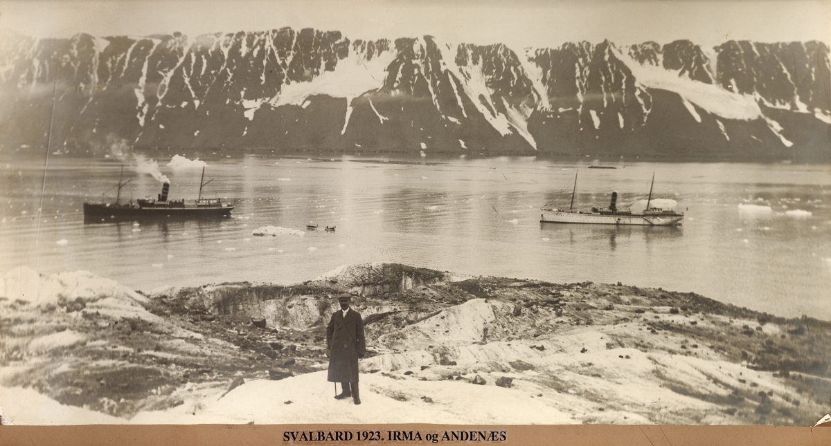 Dampskipene "Irma" og "Andenæs" i en fjord på Svalbard. Mann i forgrunnen.