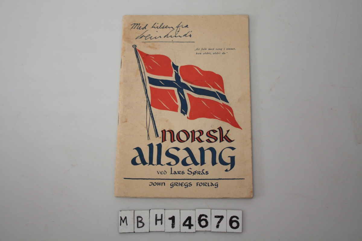 "Norsk allsang", ved Lars Sørås. 32 sider. Stiftet sammen. Hefte med norske sanger.