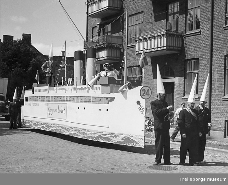 Torgfesten 1946. Karnevalen passerar Strandgatan 4.