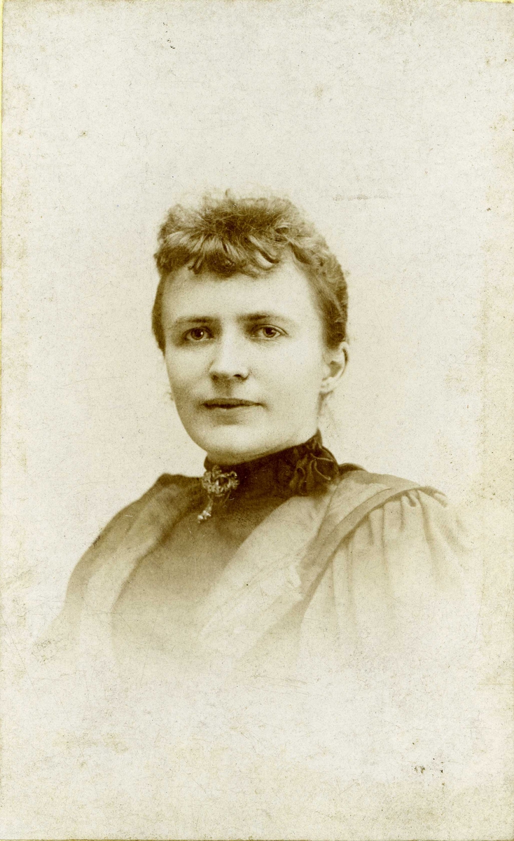 Portrett - Cecilie Christine Olsen, datter av O.A. Olsen. Bildet tatt 1894.