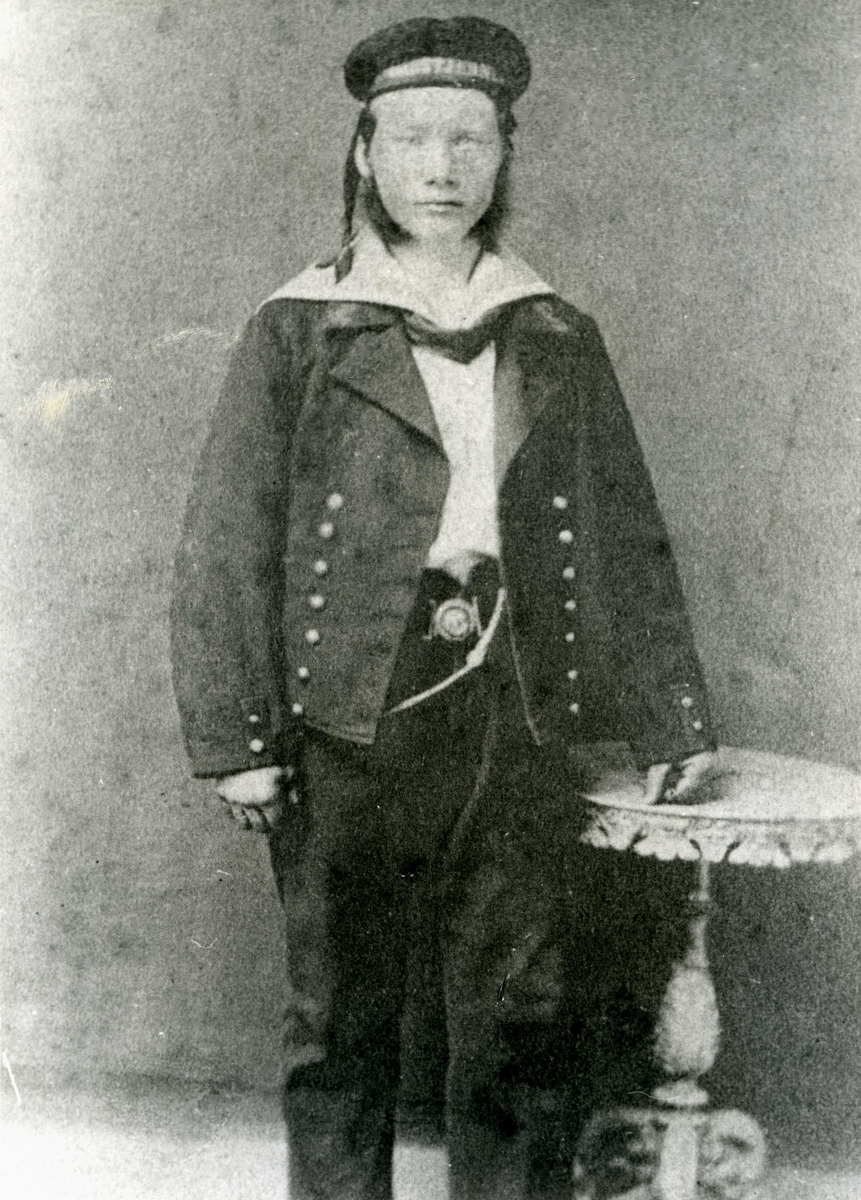 Portrett - Tekst på foto: Hans C. Hagland (bror av R.J. og O.J. Hagland) som orlogsgast omkring 1860. Senere kaptein på skonnerten "Vingalf" som han forliste på Jæren ca. 1880.