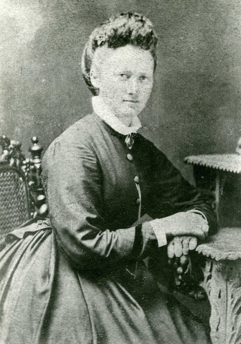Portrett av Fru Sofie Olsen, født Pettersen. Gift med Richard Olsen.
Født 22/8 1850