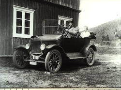 T Ford årsmodell 1920-22 med sjåfør og passasjerer,
