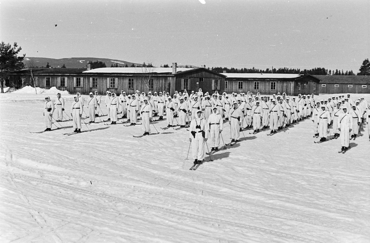 Soldater på vinterøvelse. Rundt 1950.