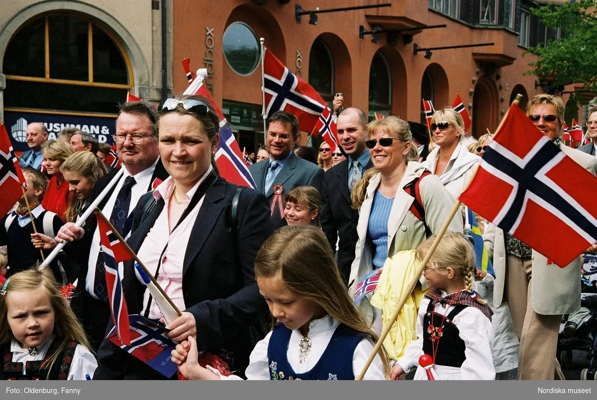 Firandet av den norska nationaldagen 17:e maj i Stockholm. Firare och musikkår tågar genom Stockholm.