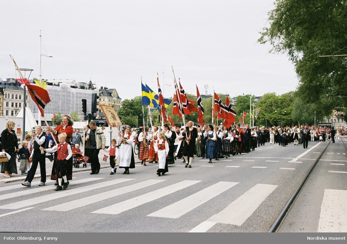 Firandet av den norska nationaldagen 17:e maj i Stockholm. Firare och musikkår tågar genom Stockholm.