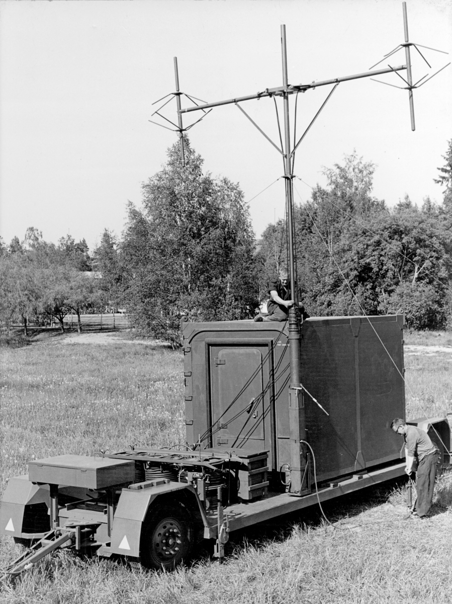 TMR-20 - Transportabel markradio. Försvarets Materielverk utför försök med plasthydda. Arbete med uppställning av signalstationsvagn på robotvagn.