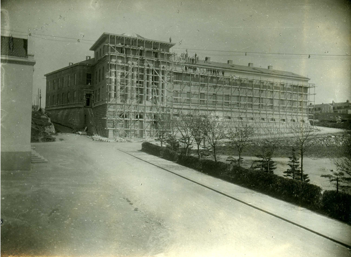 Haugesund Rådhus under bygging. Bygging av Rådhuset foregikk i 1920 ...