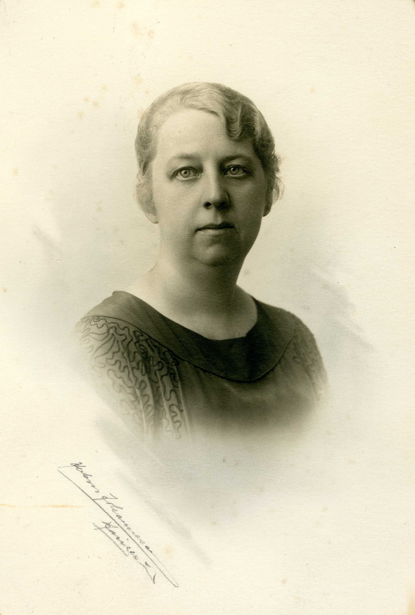 Portrett av Fru Ingeborg Gurine Brommeland, f. Høie. F. 23/5 - 1883.
Gift med Severin Brommeland.