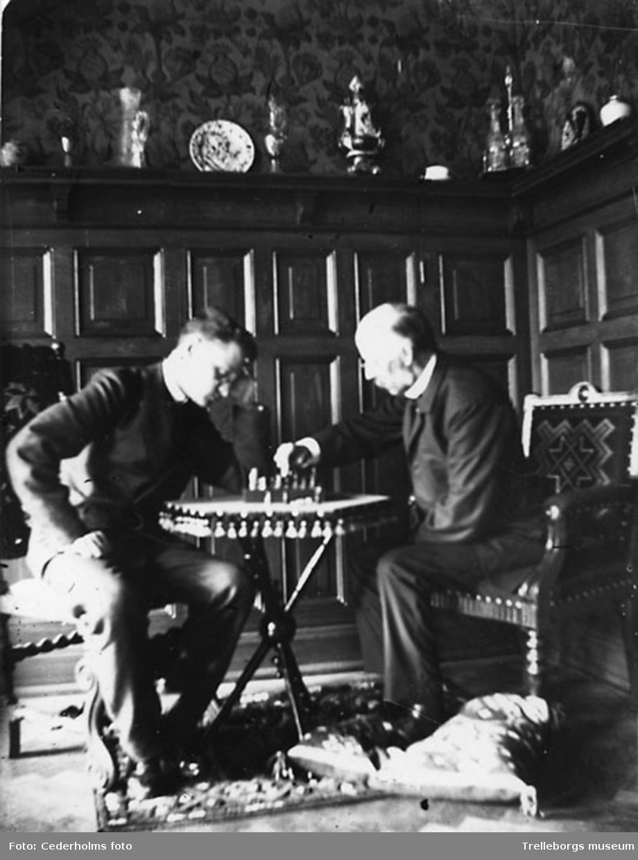 Johan Kocks hem. Schackspelet i matsalen. Till höger Carl Herrlin.